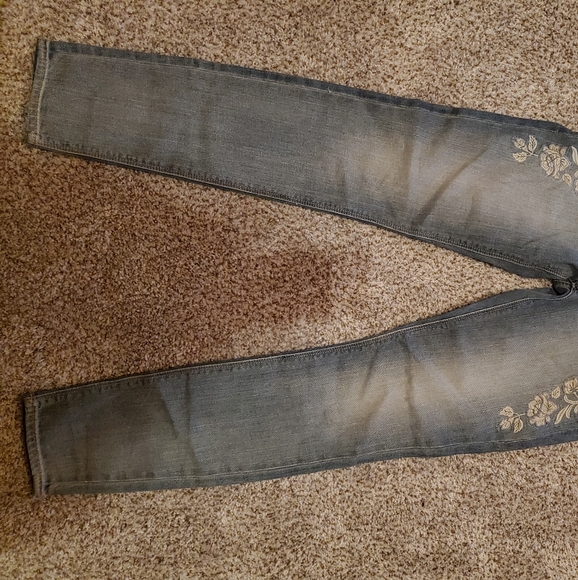 Express Light Wash Embroidered Mid-rise Jeggings - Picture 2 of 7